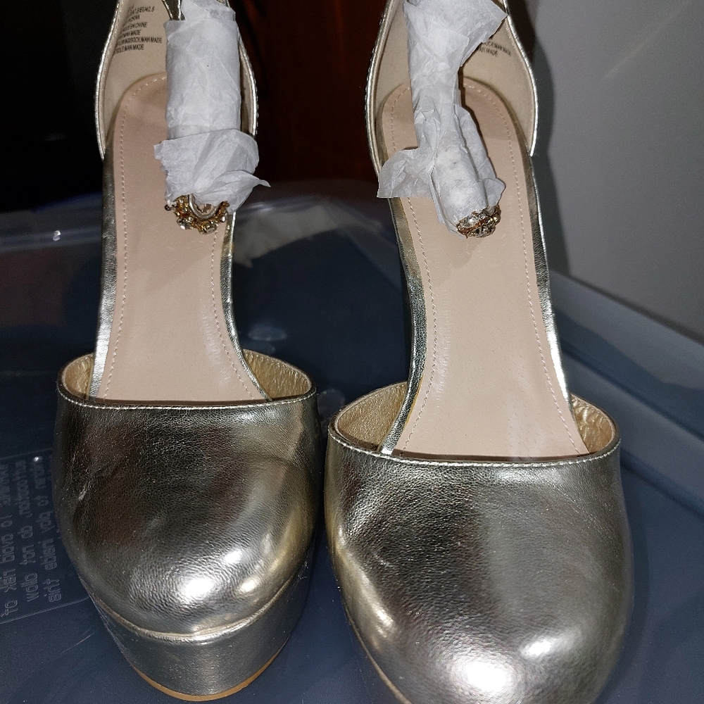Never worn size 10 justfab gold platform heels